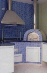 Churrasqueira e forno a lenha revestidos com pastilhas, churrasqueira moderna com inox e vidro - executada pela bella telha e projetada por marisa garcia