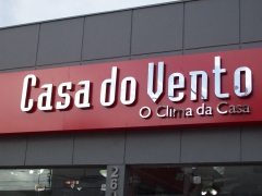 Fachada em ACM vermelho com letra caixa em aço inox 