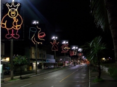 Rua decorada e iluminada para o carnaval